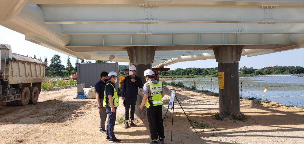 박영수 원장(왼쪽 두 번째)이 사고 현장에서 경위 설명을 듣고 있다. (사진=국토안전관리원)