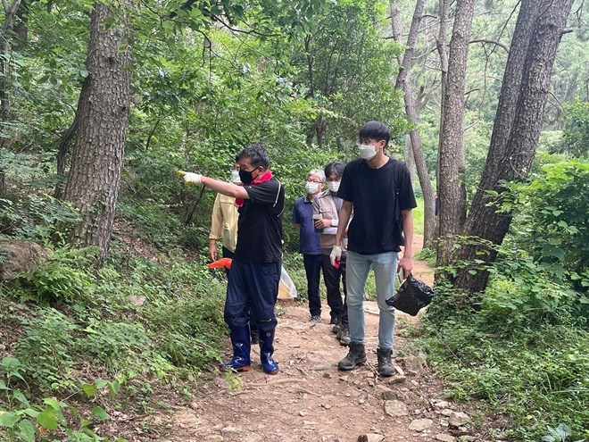 오규석 기장군수는 7월 23일 달음산 등산로와 신규로 조성된 편백나무숲길을 방문해 현장을 점검하고 있다.(사진제공=부산 기장군)