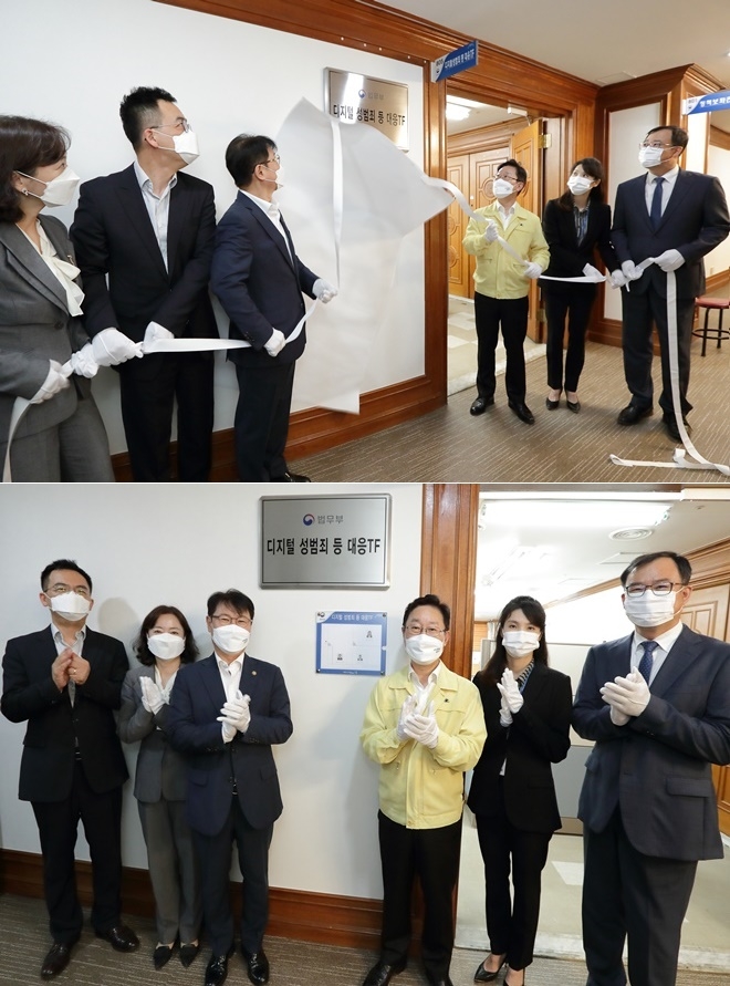 박범계 법무부장관이 현판식을 갖고 있다. (사진제공=법무부)