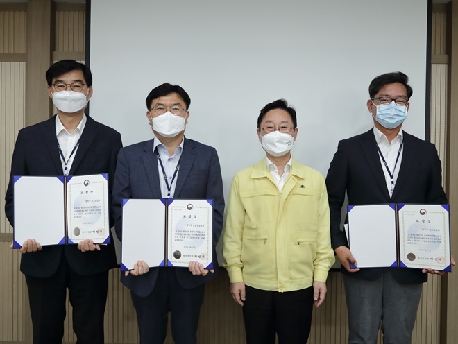 박범계 장관(가운데)이 27일 정부과천청사에서 개최된 ’21년 협업·행정제도개선 우수사례 표창장 수여식에서 수상자들과 기념촬영을 하고 있다. (사진제공=법무부)