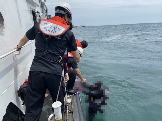 진하항 인근 해상 표류 잠수부 긴급구조.(사진제공=울산해양경찰서)