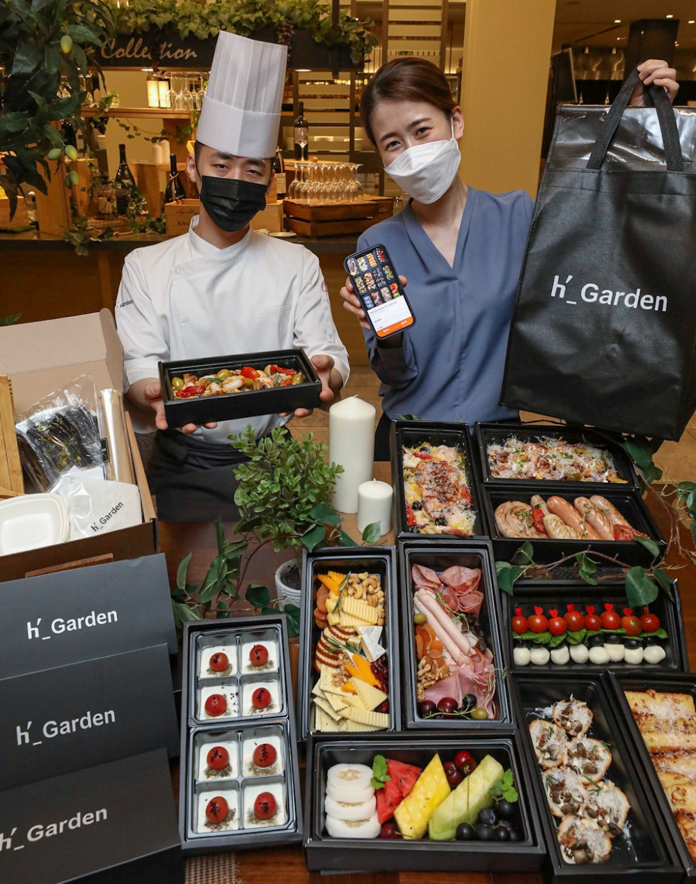 현대백화점그룹 계열 종합식품기업 현대그린푸드가 운영하는 프리미엄 호텔 레스토랑 브랜드 '에이치가든(h´_Garden)'은 집에서 편하게 즐길 수 있는 '케이터링박스'를 식품 전문 온라인몰 '현대식품관 투홈'에서 판매한다고 1일 밝혔다. 케이터링박스는 인원수와 음식에 따라 총 6가지 구성으로 선보이며, 유명 특급 호텔의 뷔페 요리를 배송받아 어디서든 간편하게 즐길 수 있는 것이 특징이다.