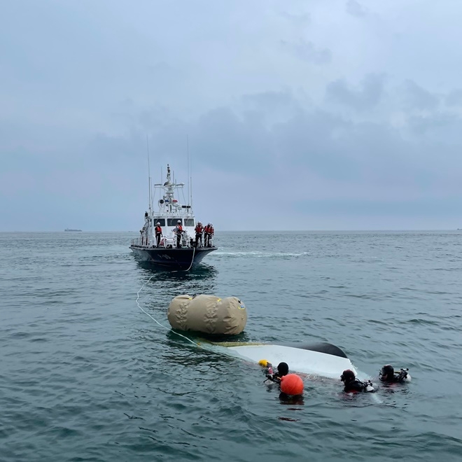 전복된 레저기구를 예인중이다.(사진제공=울산해양경찰서)