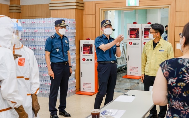 이문수 경남경찰청장이 8월 2일 경상남도 제4생활치료센터를 반문해 운영지원단을 격려하고 있다.(사진제공=경남경찰청)