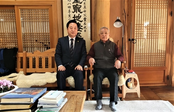 김두관 후보 후원회장은 민주화 운동 대부 송기인 신부가 맡는다.(사진제공=김두관의원실)