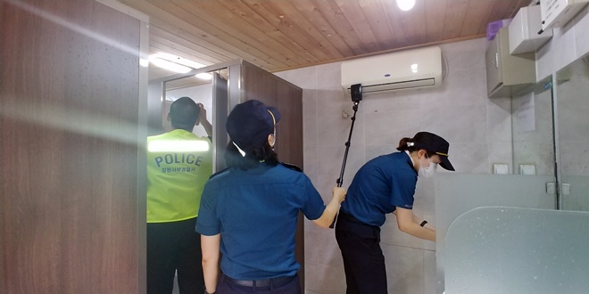 달천계곡 캠핑장 화장실서 불법카메라 설치여부를 점검하고 있다.(사진제공=창원서부경찰서)