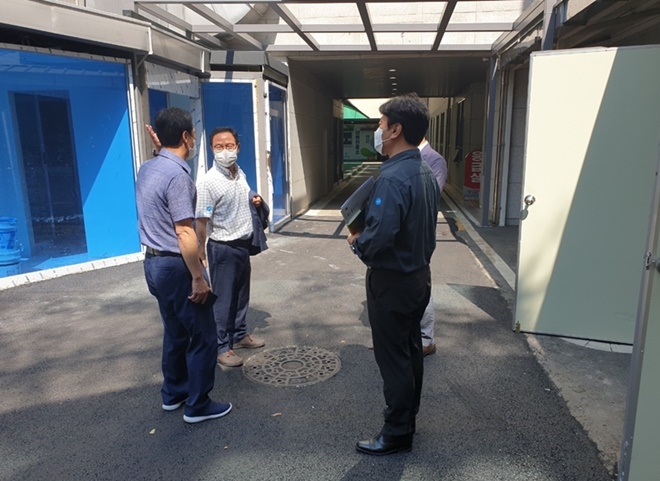 이호중 낙동강청장(흰옷)이 현장 점검을 하고 있다.(사진제공=낙동강유역환경청)