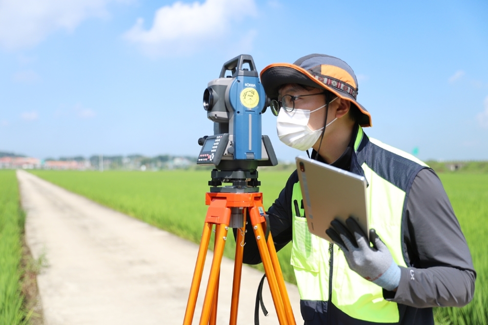LX한국국토정보공사 직원이 5일 전북 김제에서 ‘모바일 랜디고’ 시연을 하고 있다. (사진=LX한국국토정보공사)