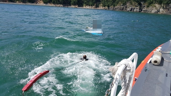 부산해경이 윈드서핑 표류자를 구조하고 있다.(사진제공=부산해양경찰서)