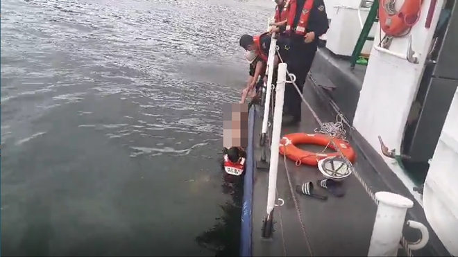 부산해경이 해상 표류자를 구조하고 있다.(사진제공=부산해양경찰서)