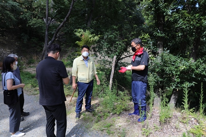 오규석 기장군수(사진우측)는 8월 9일 불광산 임도를 방문해 현장을 점검하고 있다.(사진제공=부산 기장군)
