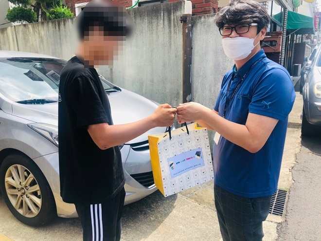 보호관찰 담당직원이 검정고시 응시생에게 합격기원 격려품을 전달하고 있다.(사진제공=제주보호관찰소)