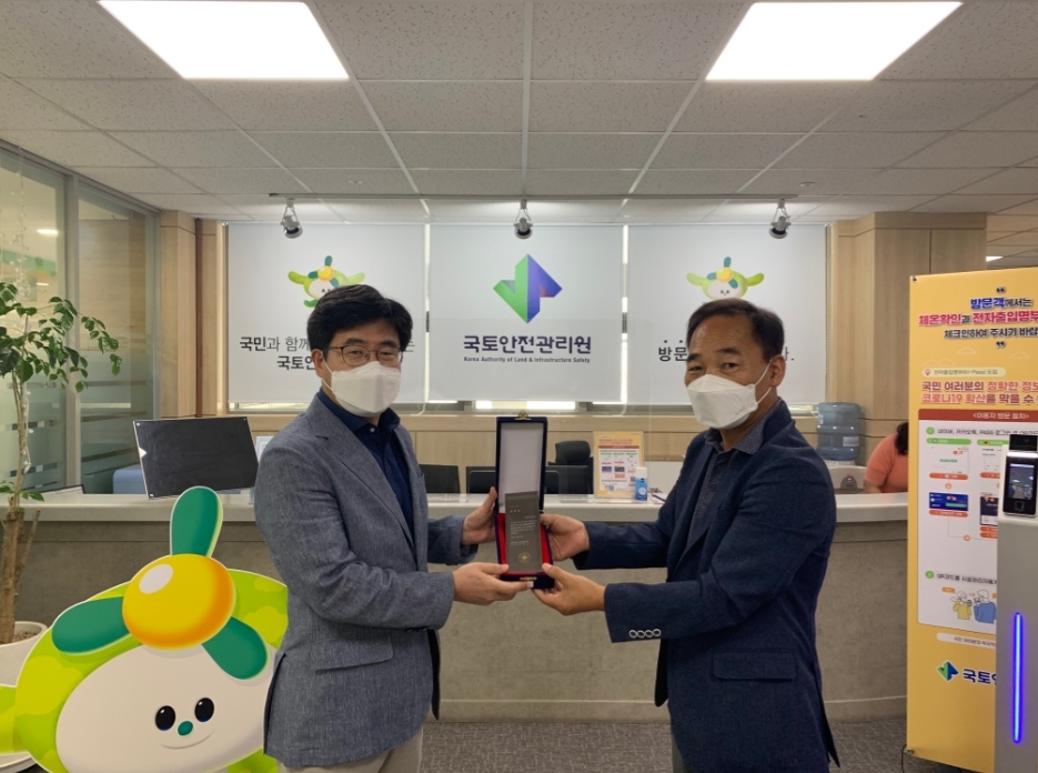 국토안전관리원 운영지원실 김무진 실장(왼쪽)이 대한적십자사 경남혈액원 서재희 팀장으로부터 표창패를 수여받고 있다. (사진=국토안전관리원)