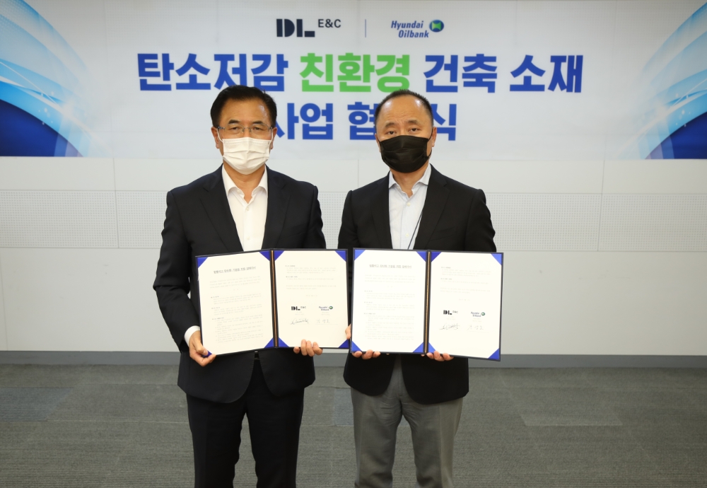 협약식에서 마창민 DL이앤씨 대표(오른쪽)와 강달호 현대오일뱅크 사장.(사진=DL이앤씨)