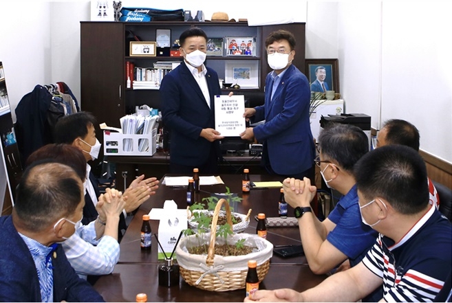 서범수 의원(우측)이 한국외식업중앙회 울주군지부로부터 동울산세무서 울주지서 신설관련 1050연대서명 건의서 전달받고 있다.(사진제공=서범수의원실)