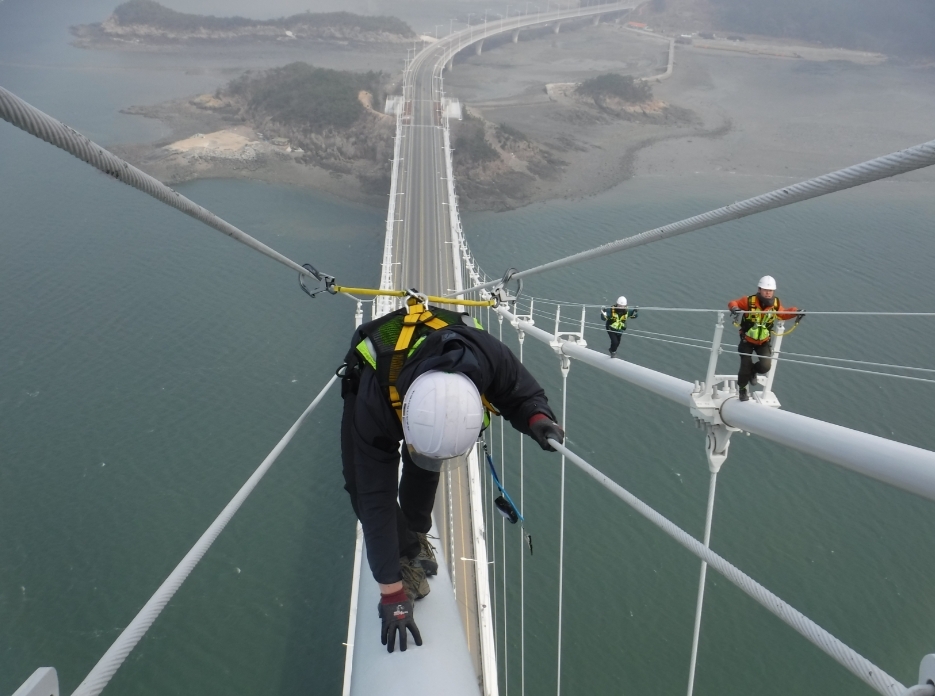 고군산 대교 안전점검. (사진=국토안전관리원)