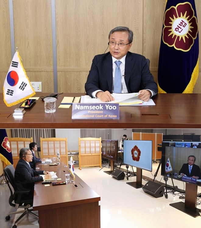 (아래)유남석 헌법재판소장과 박종문 헌법재판소 사무처장이 26일 오후 6시 헌법재판소 대회의실에서 열린 AACC 화상 국제회의 사전 이사회에 참석하고 있는 모습./(위) 이사회에 참석한 유남석 헌법재판소장이 발표하고 있는 모습.(사진제공=헌법재판소)