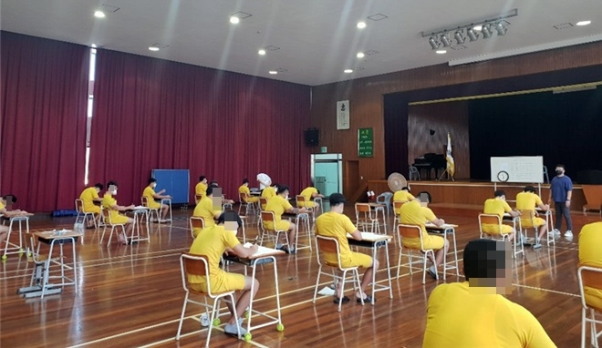 검정고시 응시모습.(사진제공=대구소년원)