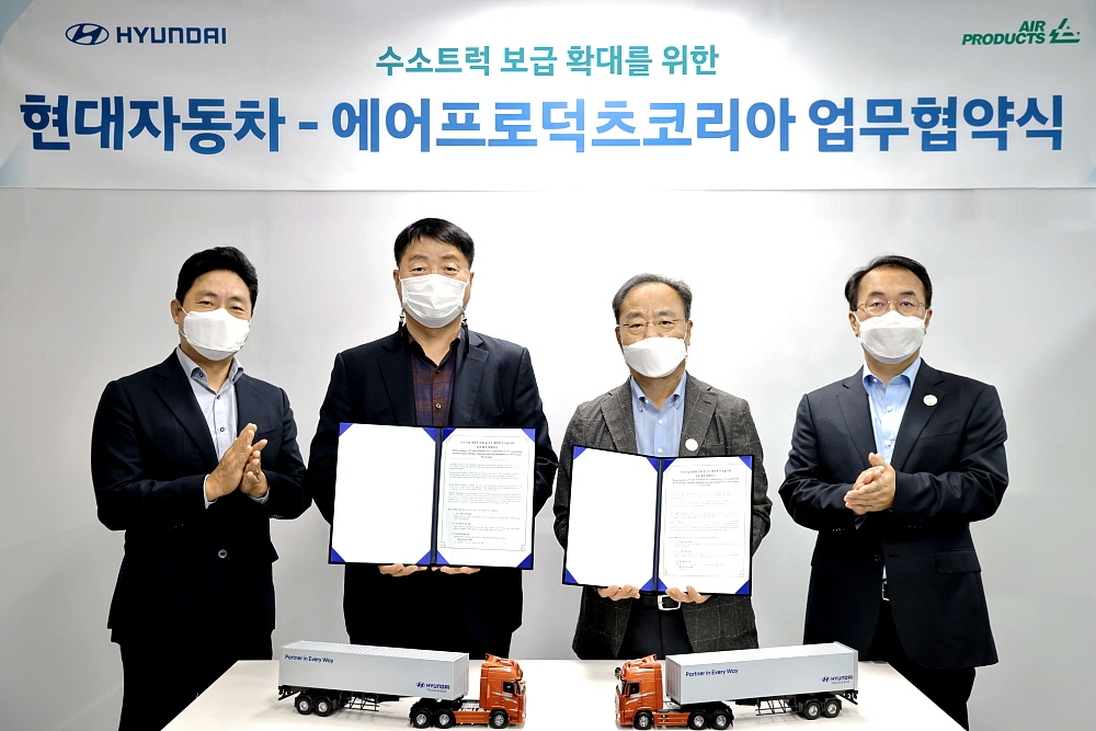 유원하 현대차 국내사업본부장(왼쪽에서 두 번째), 김교영 에어프로덕츠 코리아 대표이사(왼쪽에서 세 번째) 등 주요 관계자들이 기념 사진을 촬영하는 모습.(사진=현대자동차)