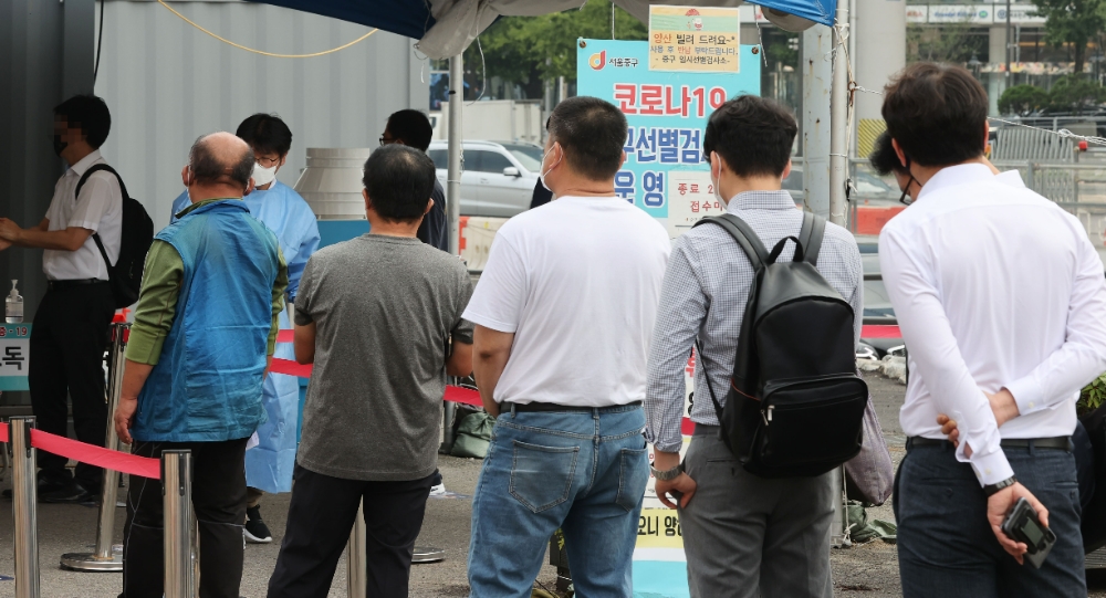 10일 서울역 광장에 마련된 신종 코로나바이러스 감염증(코로나19) 임시 선별검사소에서 검사를 받으려는 시민들이 줄을 서고 있다.(사진=연합뉴스)