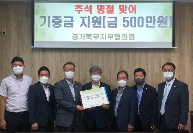 왼쪽부터 최병철 과장, 기천서 사무총장, 이재영 지부장, 김명달 협의회장, 김갑수 부회장, 최대현 부회장, 임태순 부회장.