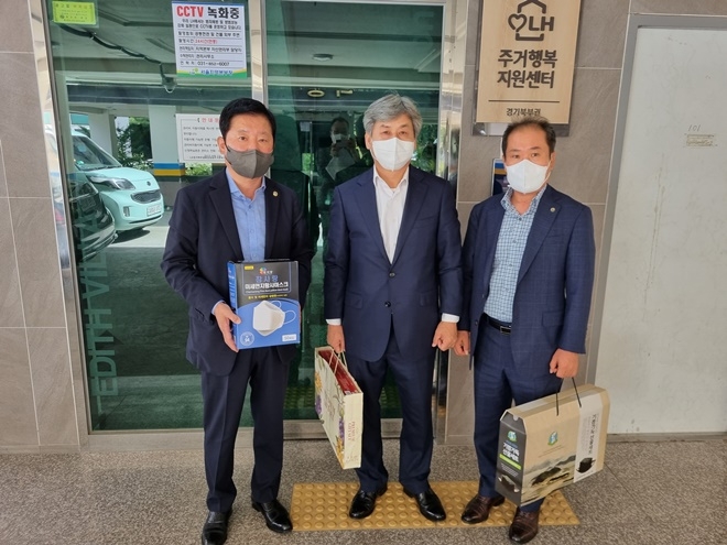 왼쪽부터 최대현 부회장, 김명달 협의회장, 김갑수 부회장.(제공=한국법무보호복지공단 경기북부지부)