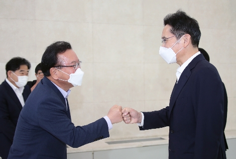 김부겸 국무총리가 14일 서울 서초구 '삼성 청년 소프트웨어 아카데미(SSAFY)' 교육 현장을 방문, 이재용 삼성전자 부회장을 만나 인사하고 있다. 사진=연합뉴스