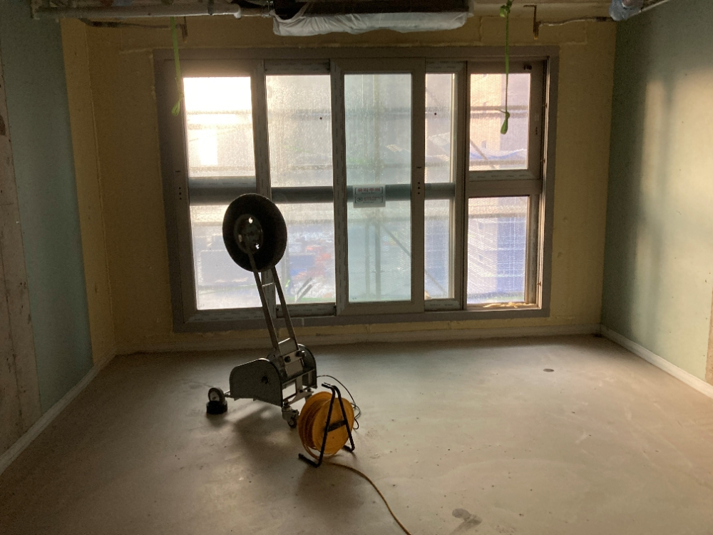 포스코건설이 아파트 건설 현장에서 ‘하이브리드 강건재 활용 강성보강 바닥시스템’의 성능 시험을 실시하고 있다.(사진=포스코건설)