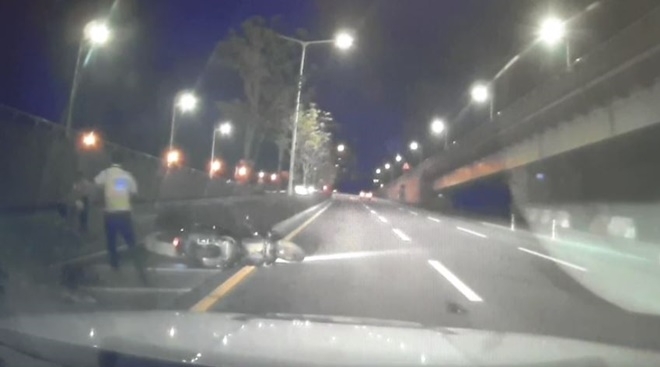 오토바이 운전자를 구조하러 뛰어가고 있는 부산경찰.(사진제공=부산경찰청)