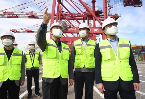 20일 인천항을 방문한 홍남기 부총리 겸 기획재정부 장관. 사진=홍남기 경제부총리 페이스북 캡쳐