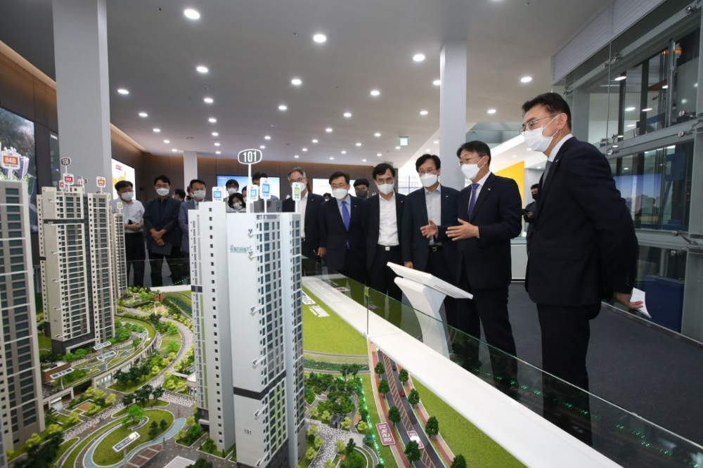 LH 김현준 사장이 고양지축 모델하우스에서 공공분양주택 新평면과 인테리어 등을 점검하는 모습.(사진=LH)
