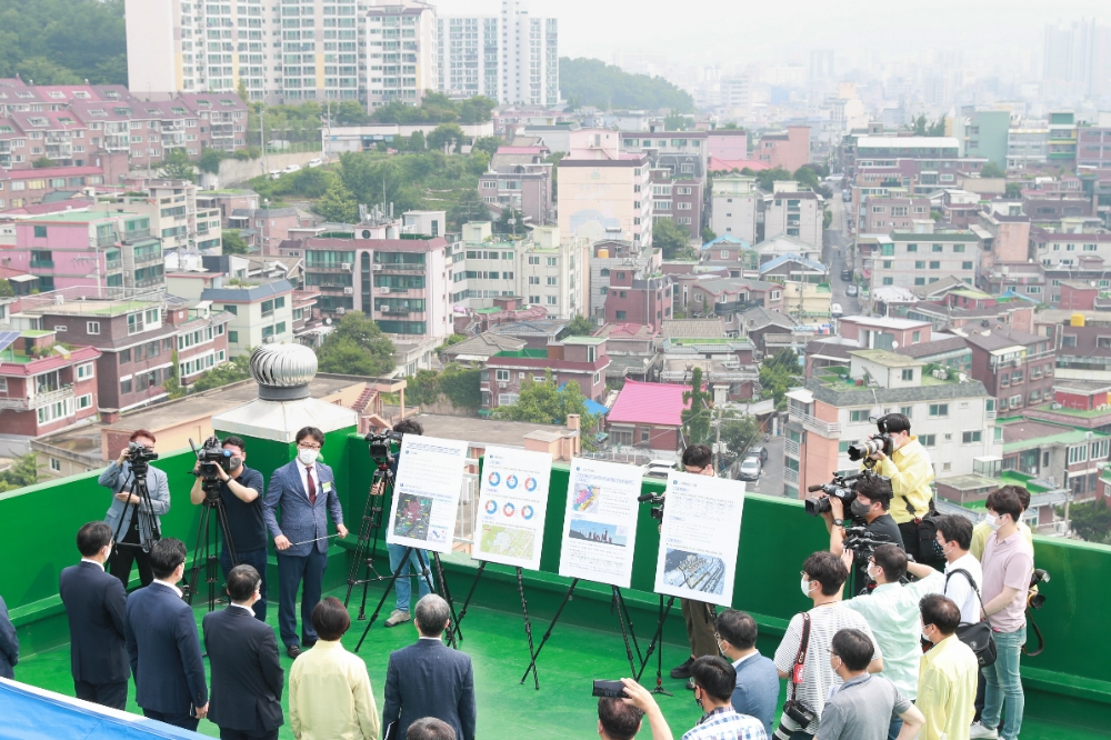 지난 6월 국토교통부 노형욱 장관이 증산4구역 현장을 방문해 브리핑을 듣고 있다.(사진=국토교통부)