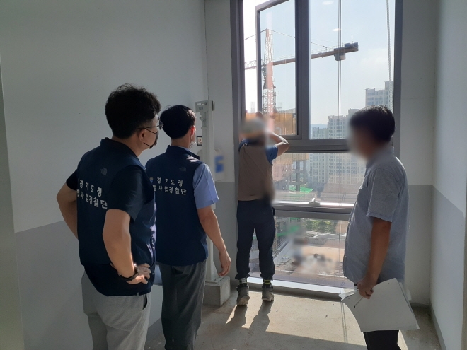 경기도 특별사법경찰단이 간이 완강기를 점검하고 있다.