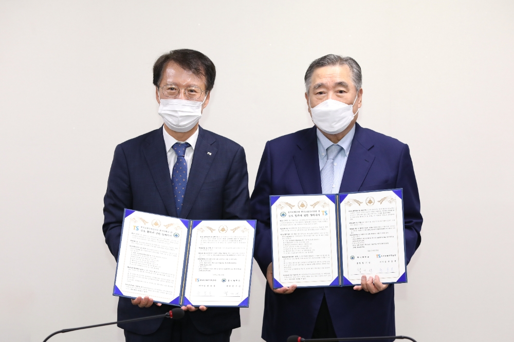 한국교통안전공단 권용복 이사장(왼쪽)과 한서대학교 함기선 총장(오른쪽)이 업무협약을 체결하고 있다.(사진=한국교통안전공단)