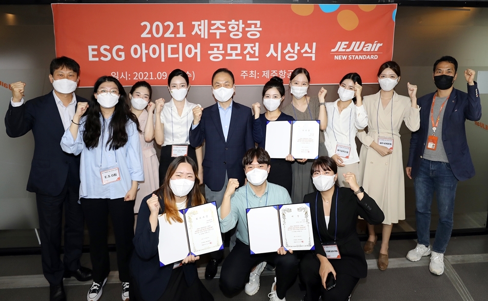 참가자들이 기념촬영을 하고 있다.(사진=제주항공)