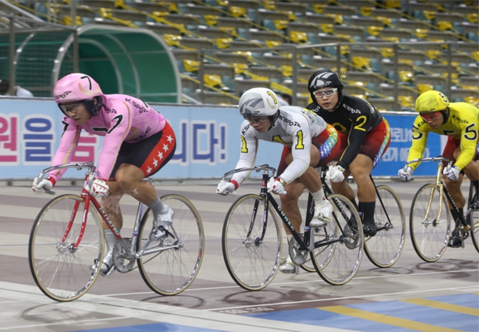 지난 8월 온라인발매(Speed-On) 론칭 기념 특별대상경륜 결승경주에서 임채빈(7번,,왼쪽)과 정종진(1번, 왼쪽에서 2번째) 선수가 경주를 진행하고 있다. (사진=국민체육진흥공단)