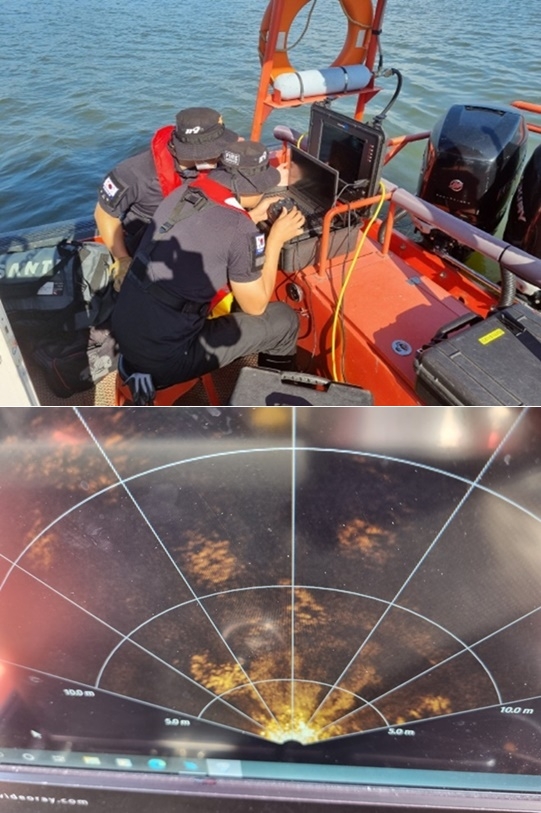 수중로봇(ROV)을 운용하고 있다.(사진제공=부산소방재난본부)