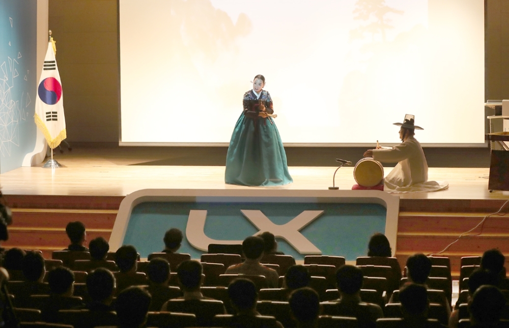 LX공사가 5일 전주 본사에서 ‘2021 청렴 라이브’를 개최한 가운데 임원진과 3급 이상 관리자 50여 명이 청렴을 소재로 한 판소리 ‘별주부전’을 감상하고 있다.(사진=LX공사)