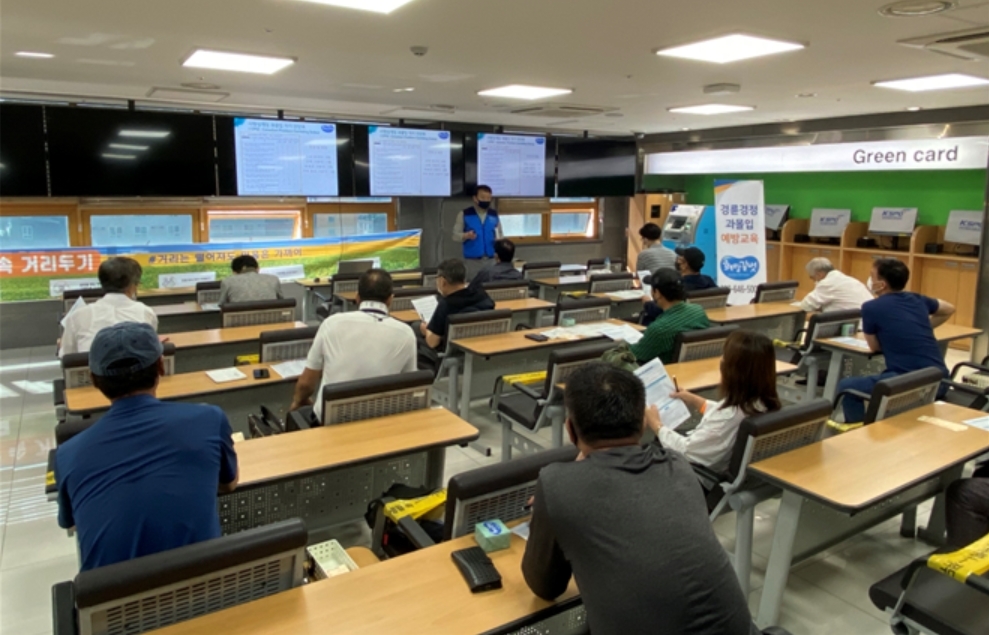 경주사업총괄본부 천안지점에서 희망길벗 전문상담사가 경륜경정 이용고객을 대상으로 도박중독 예방교육을 진행하고 있다. (사진=국민체육진흥공단)