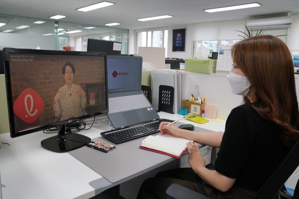 ‘윤여순 박사’가 강의를 하고 있다.(사진=롯데건설)