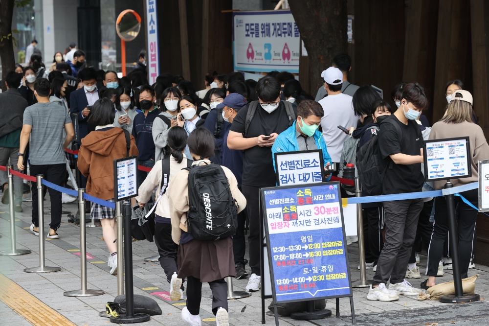 지난 15일 오전 서울 송파구보건소 선별진료소에서 시민들이 신종 코로나바이러스 감염증 검사를 받기 위해 대기하고 있다.(사진=연합뉴스)