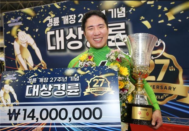 경륜개장 27주년 기념 대상경륜 시상식에서 우승자 임채빈 선수가 트로피를 받고 활짝 웃고 있다.(사진=국민체육진흥공단)