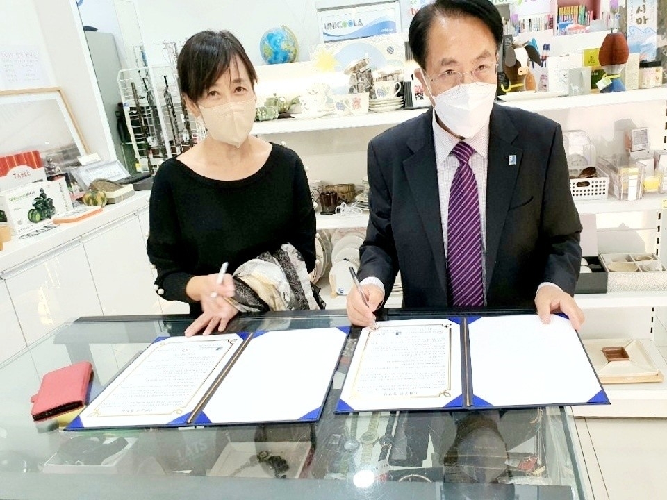 한국학교폭력예방협의회 이지흔 회장(왼쪽)과 사회복지법인 함께하는재단 굿월스토어 홍성만 상임고문이 협약식을 체결하고 포즈를 취하고 있다.