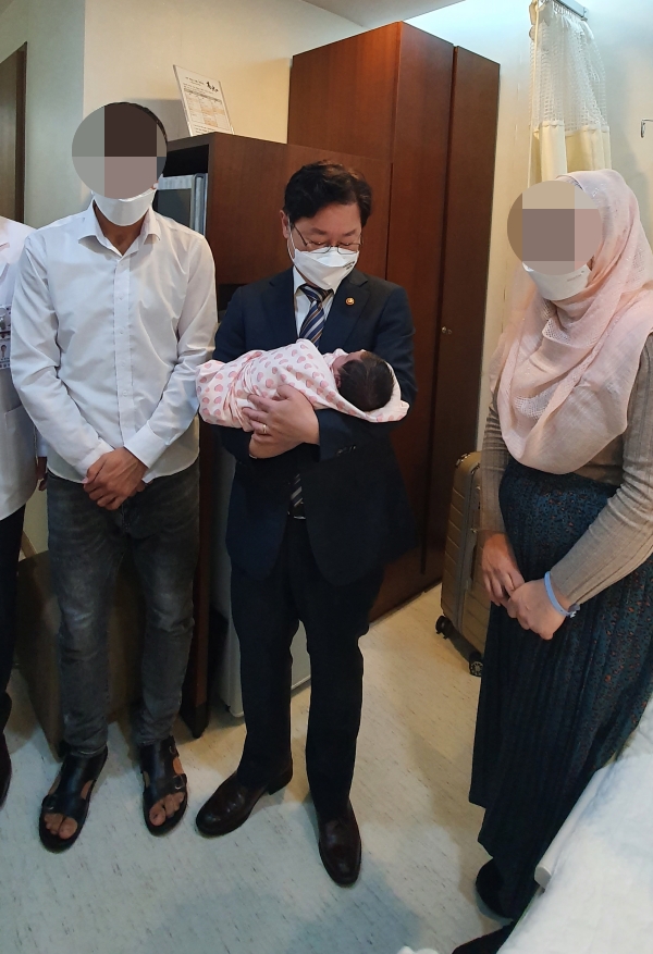 박범계 법무부장관이 아프간인 아기 ‘한아’를 안아보고 있다.(사진제공=법무부)