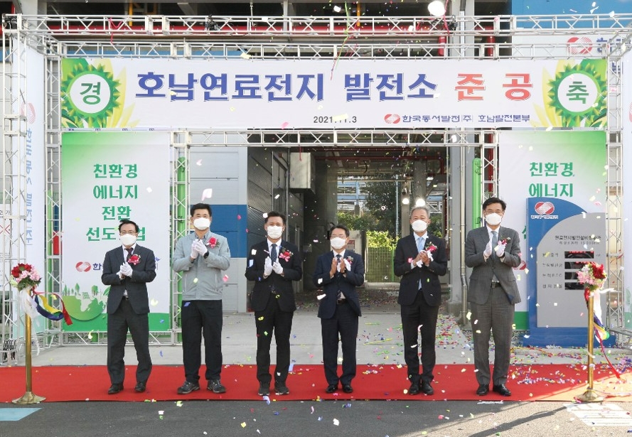 준공식 행사에 참석한 이왕재 SK에코플랜트 수소사업추진단장(오른쪽 첫번째), 김영문 동서발전 사장(왼쪽 세번째), 권오봉 여수시장(왼쪽 네번째), 전창곤 여수시의회 의장(왼쪽 다섯번째) 등이 기념촬영을 하고 있는 모습.(사진=SK에코플랜트)