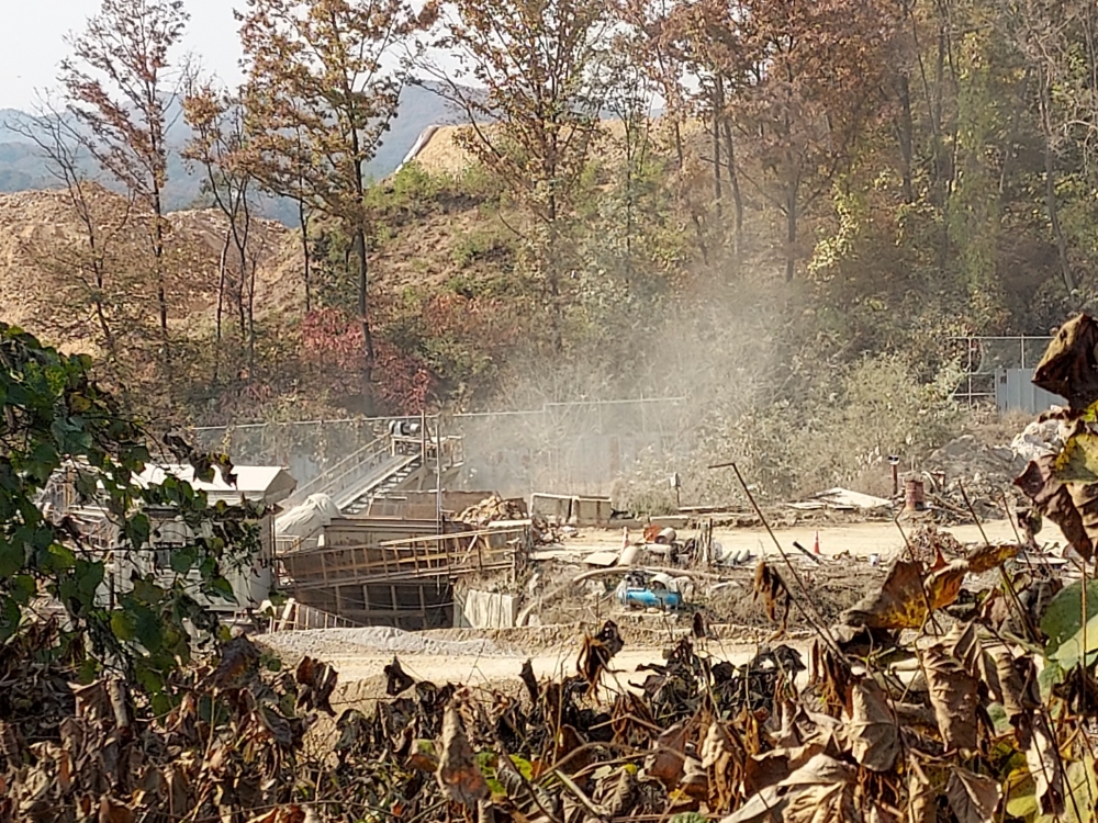 골재파쇄기가 가동되자 요란한 소음과 분진이 나오고 있다.