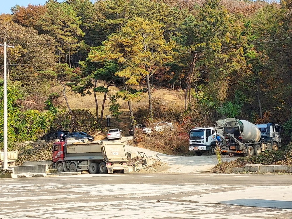임야를 훼손하여 주차장으로 사용되고 있는 곳
