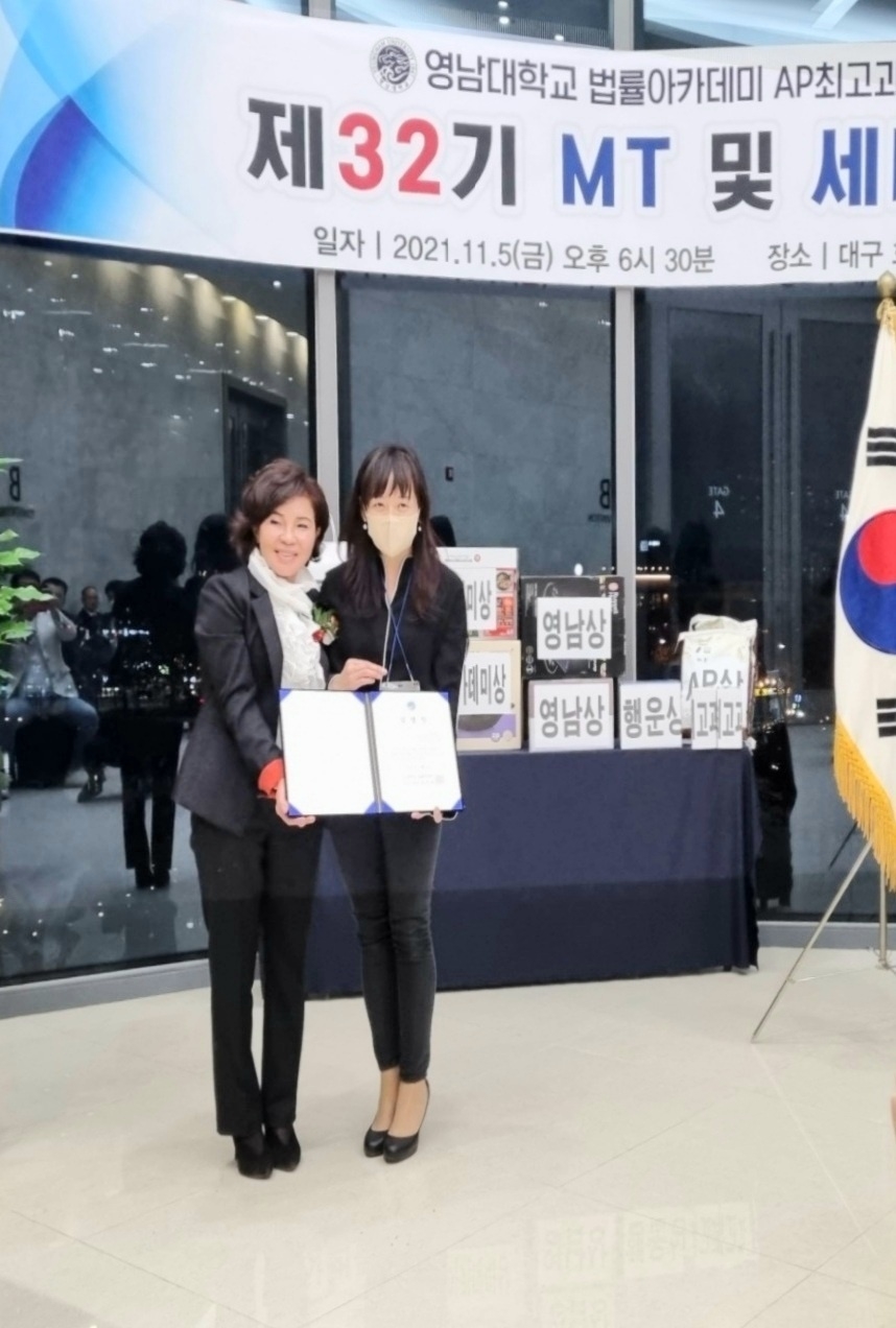 이지흔 한국학교폭력예방협의회 회장(오른쪽)이 장영애 회장으로부터 홍보국장으로 임명되어 기념촬영을 하고 있다.