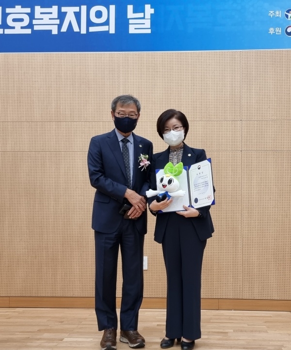 최영혜 문수시스템 대표가 10일 법무복지의 날 행사에서 법무부장관 표창을 수상하고 한국법무보호복지공단 최운식 이사장과 기념촬영.(사진제공=한국법무보호복지공단울산지부)