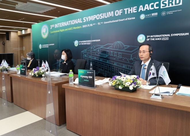 제1세션 의장을 맡은 김기영 재판관(오른쪽 첫번째)과 제2세션 발표를 맡은 이은애 재판관(가운데), 제3세션 발표를 맡은 이종석 재판관.(사진제공=헌법재판소)